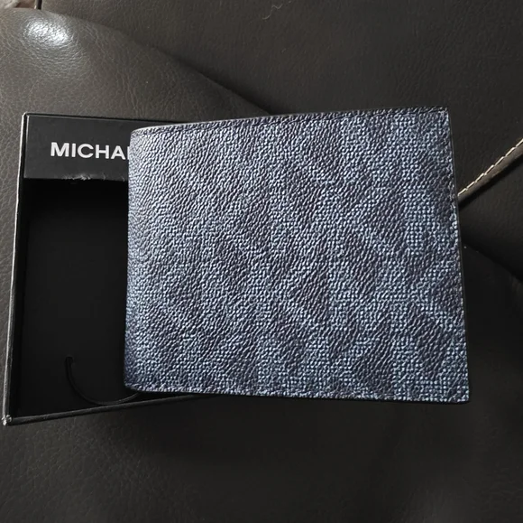 Michael Kors Jet Set Admiral Blue Wallet. Bi-fold. 6 card slots. Brand New. - Picture 1 of 5